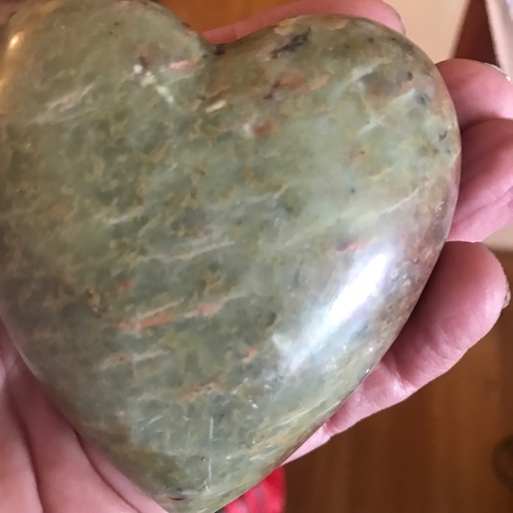 Soapstone heart shaped paperweight - Picture 9 of 12